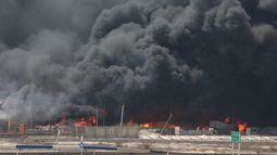 Una imagen proporcionada por la Media Luna Roja Iraní (MLRI) el 28 de abril de 2025 muestra una densa columna de humo negro en el lugar de una gran explosión ocurrida dos días antes en el muelle del puerto de Shahid Rajaee, al suroeste de Bandar Abbas, en la provincia iraní de Hormozgán.