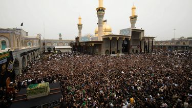 &nbsp;Devotos chiíes portan el féretro simbólico del séptimo imán de los chiíes, Musa al Kazem, durante una ceremonia para conmemorar su muerte en Bagdad (Irak) hoy, 12 de abril de 2018.&nbsp;