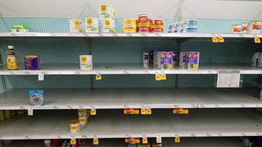 La leche de fórmula para bebés se exhibe en los estantes de una tienda de alimentos el martes 10 de mayo de 2022, en Carmel, Indiana.&nbsp;