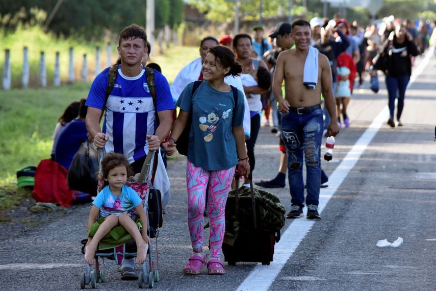 Migrantes llegan a pie a Huehuetán, México, el martes 31 de octubre de 2023, en su camino hacia la frontera con Estados Unidos.