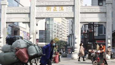 Un vendedor en la entrada de Han Zheng Jie, una zona peatonal de Wuhan, China, en enero de 2021. &nbsp;