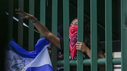 Una estudiante, con la cara tapada por miedo a ser identificada y atacada por las fuerzas de seguridad o los seguidores del régimen, participa en una protesta para exigir la liberación de todos los encarcelados por motivos políticos, contemplada en las negociaciones entre régimen y oposición, en la Universidad Central Americana, a donde las fuerzas de seguridad no pueden acceder, en Managua, Nicaragua