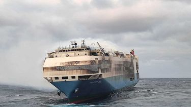 En esta foto sin fecha provista por la Armada de Portugal, se ve el buque Felicity Ace cerca del archipiélago de las Azores, en el Atlántico, que se incendió el 16 de febrero del 2022. Los tripulantes del buque fueron evacuados.&nbsp;