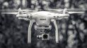 Un dron realizando grabaciones Un dron realizando grabaciones