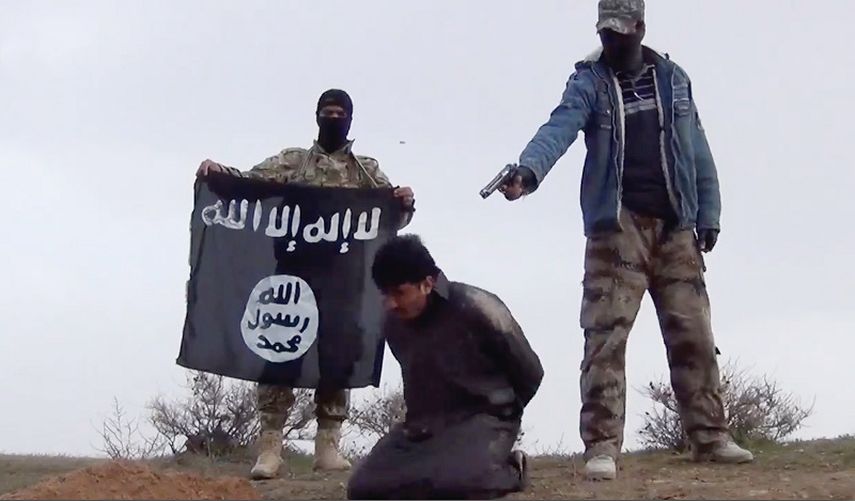 Un combatiente del Estado Islámico ejecuta a un funcionario iraquí en abril de 2016 (dpa) 