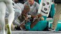 Tua Tagovailoa, quarterback de los Dolphins de Miami, recibe atención tras golpearse la cabeza y el cuello durante el partido del jueves 29 de septiembre de 2022