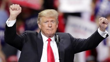 Trump reaparece en Florida y se defiende de las investigaciones