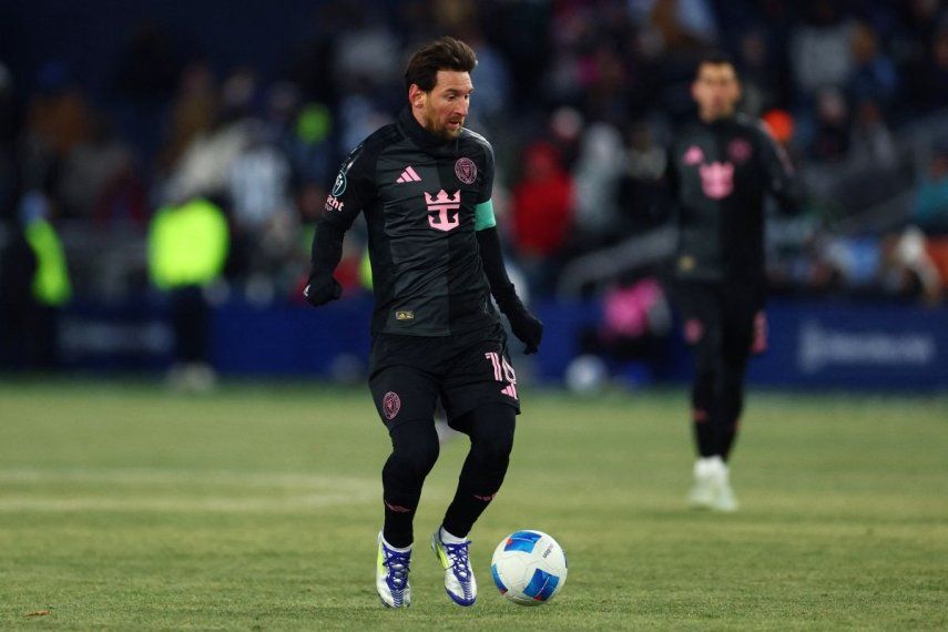 El argentino Lionel Messi, del Inter Miami, controla el balón durante un partido, el 19 de febrero de 2025.