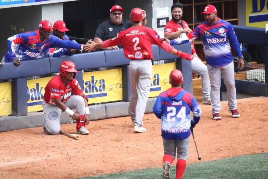 Federales de Chiriquí representante de Panamá celebran las carreras anotadas contra Agricultores de Cuba en la Serie del Caribe