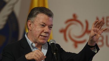 El ministro de Defensa, antes de viajar a Medellín, dijo que por fuentes de inteligencia se confirmaba que los cuerpos estaban del lado colombiano, explicó Santos