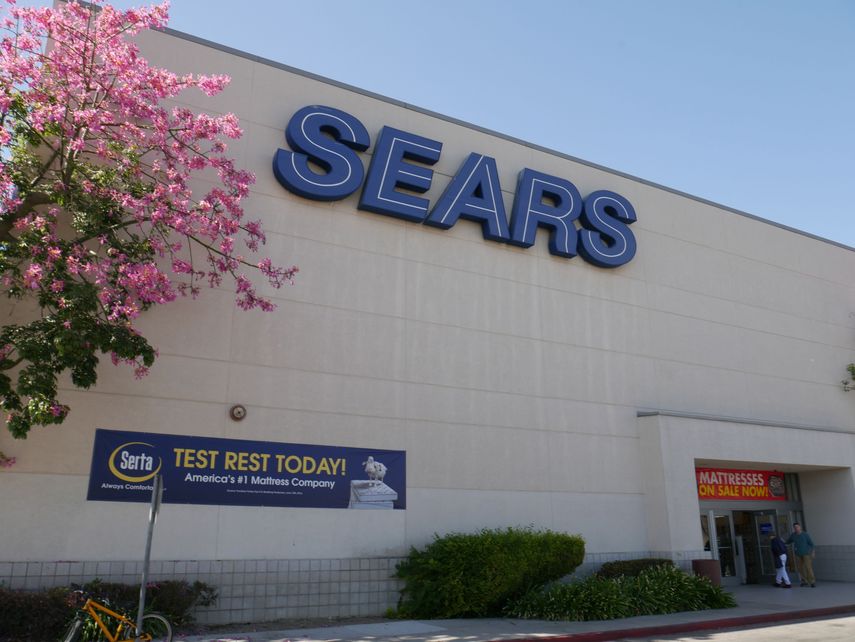 Clientes entran en una tienda&nbsp;Sears&nbsp;en Northridge, California.