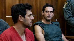 Alon Alexander, de 37 años (derecha), y su hermano gemelo, Oren (izquierda), asisten a su audiencia de fianza en el Edificio de Justicia Richard E. Gerstein el 13 de diciembre de 2024 en Miami, Florida. Alon Alexander, de 37 años (derecha), y su hermano gemelo, Oren (izquierda), asisten a su audiencia de fianza en el Edificio de Justicia Richard E. Gerstein el 13 de diciembre de 2024 en Miami, Florida.
