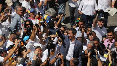El presidente interino de&nbsp;Venezuela, Juan Guaidó, saluda a voluntarios para trabajos de ayuda humanitaria en Caracas.