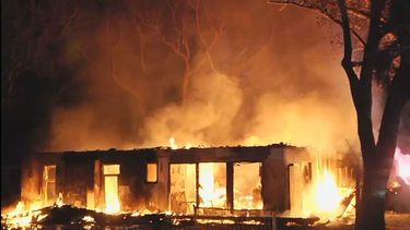 Vista de la vivienda en llamas del técnico del Miami Heat mientras los equipos de emergencia luchan contra el fuego.