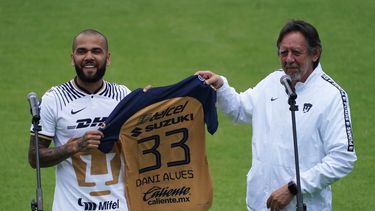 Dani Alves durante su presentación con el Pumas del UNAM en la LigaMX de México