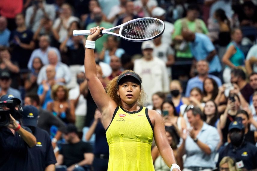 Naomi Osaka saluda al público tras derrotar a Marie Bouzkova en la primera ronda del Abierto de Estados Unidos