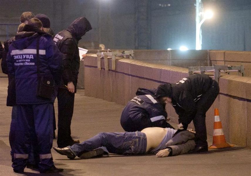 Policías rusos examinan el cadáver del opositor ruso Borís Nemtsov el viernes en Moscú. (EFE)