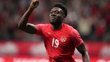 El canadiense Alphonso Davies festeja un gol de penal que marcó contra Curazao en un partido de la Liga de las Naciones de la CONCACAF jugado el 9 de junio del 2022 en Vancouver (Canadá). Es uno de los jugadores que tiene la selección norteamericana, que nació en otro país, pero decidió representar a otro en el mundial