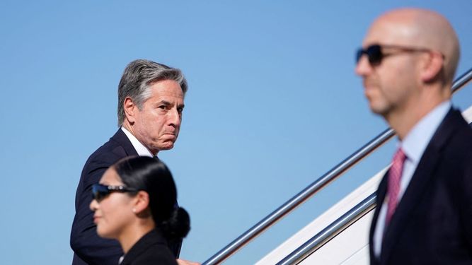 El secretario de Estado Antony Blinken aborda un avión el 21 de octubre de 2024, rumbo a Oriente Medio. El secretario de Estado Antony Blinken aborda un avión el 21 de octubre de 2024, rumbo a Oriente Medio.