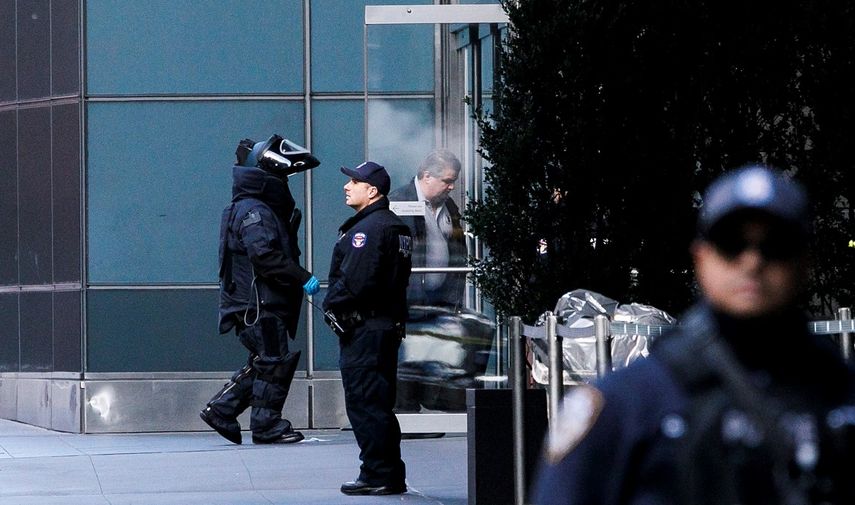 Efectivos de la Policía de Nueva York trabajan en la escena donde se encontró un paquete sospechoso en octubre de 2018, enviado a las oficinas del edificio Time Warner.