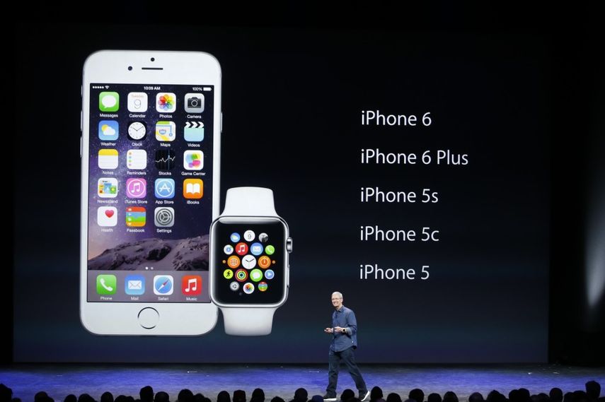 El presidente ejecutivo de Apple Tim Cook utiliza el reloj de la firma en un evento desarrollado en el centro Flint en Cupertino, EEUU. (EFE)