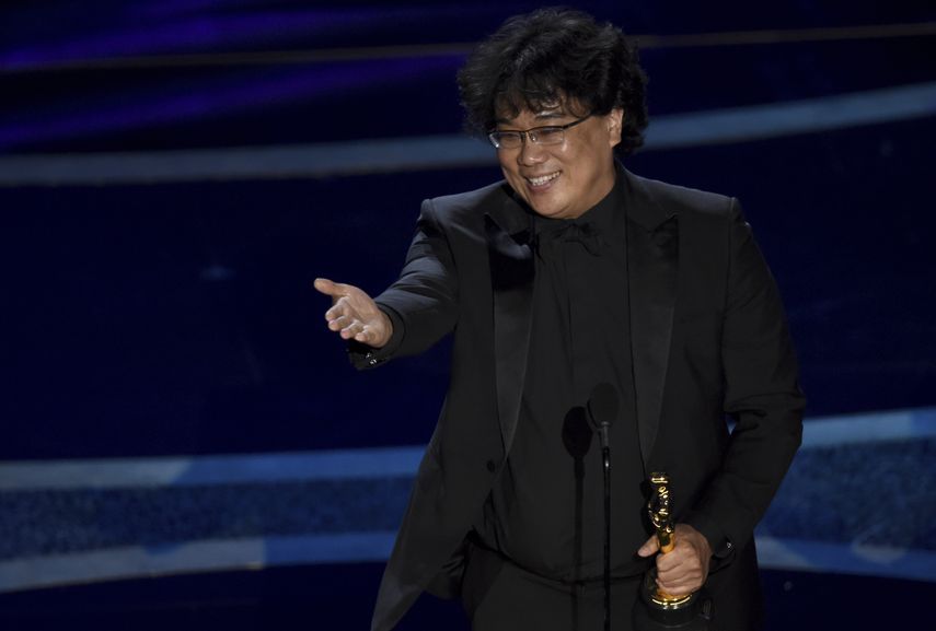 Bong Joon Ho, director de la pel&iacute;cula&nbsp;&ldquo;Parasite&rdquo;, recibe el premio a mejor direcci&oacute;n en los Oscar el domingo nueve de febrero de 2020 en el Teatro Dolby, en Los Angeles.&nbsp;