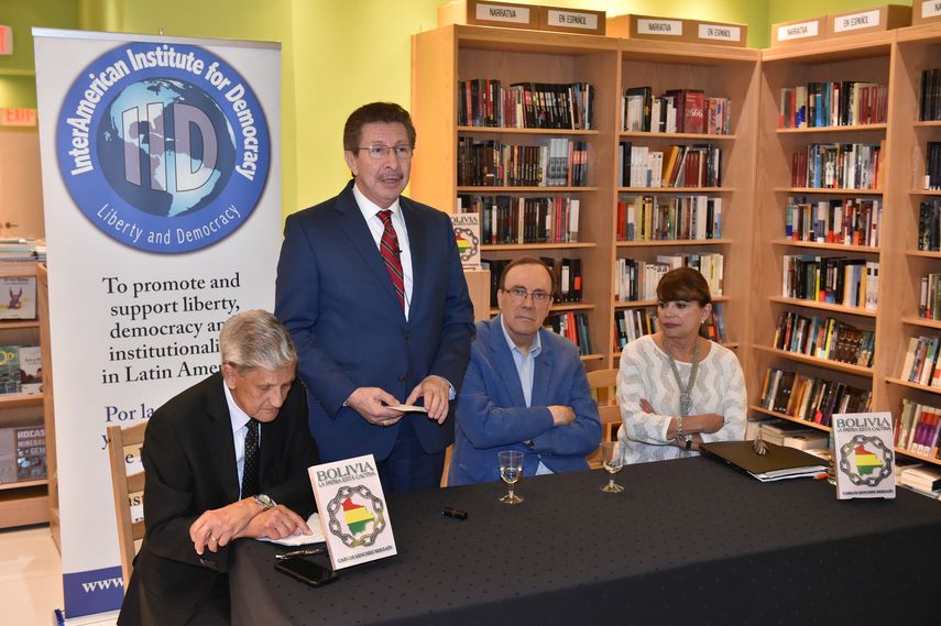 Berzaín habla sobre su libro, acompañado de Armando Valladares, Carlos Alberto Montaner y Beatrice E. Rangel,&nbsp;