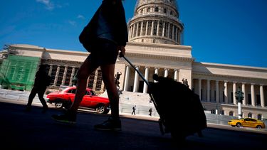 Una persona camina frente al Capitolio de Cuba, en La Habana.