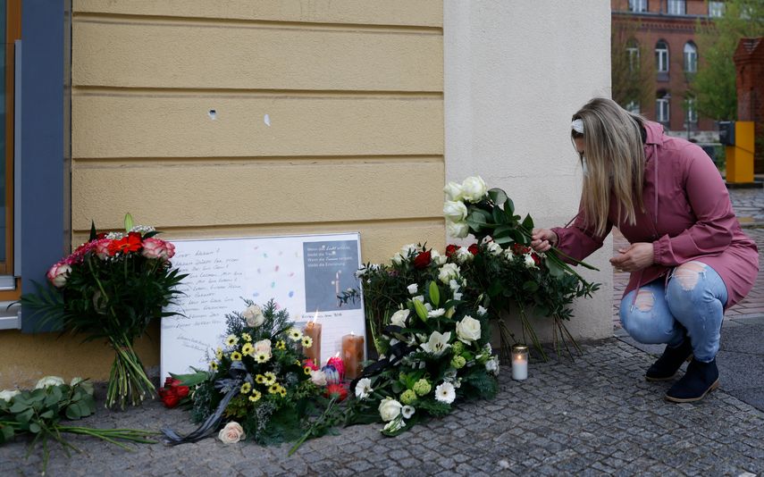 Condenan a enfermera por masacre en centro de discapacitados. Esta foto de archivo tomada el 29 de abril de 2021 muestra a una mujer colocando flores para las víctimas frente al centro de atención de Oberlin en Potsdam, en el este de Alemania, donde cuatro personas murieron y una persona resultó gravemente herida en un ataque a fines del 28 de abril de 2021.