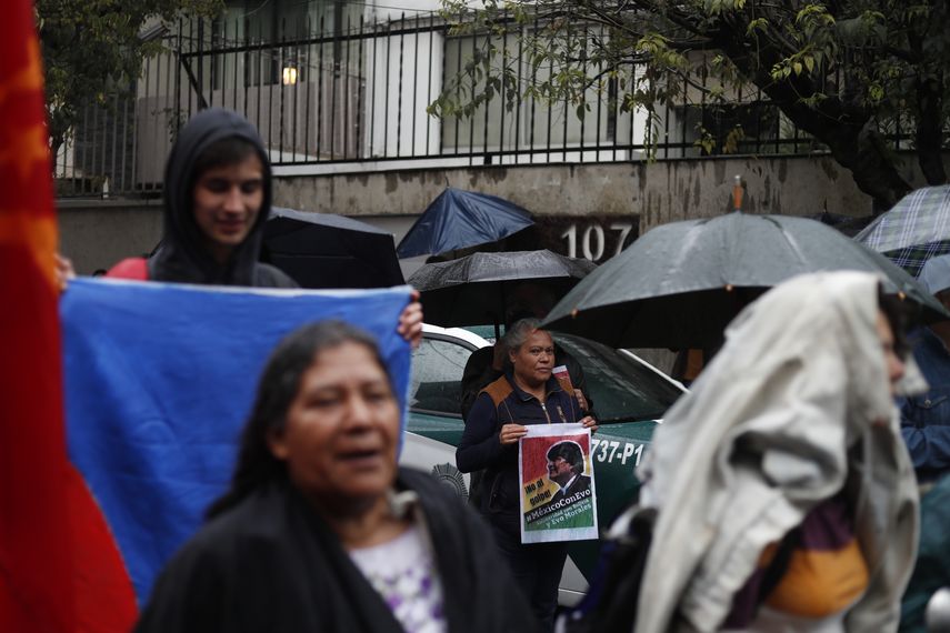 Bolivianos y partidarios de Evo Morales protestan frente a la embajada boliviana en Ciudad de M&eacute;xico, 11 de noviembre de 2019.&nbsp;