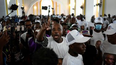 Un hombre clama por justicia durante una misa por el presidente haitiano asesinado Jovenel Moise en la Catedral de Cabo Haitiano, Haití.