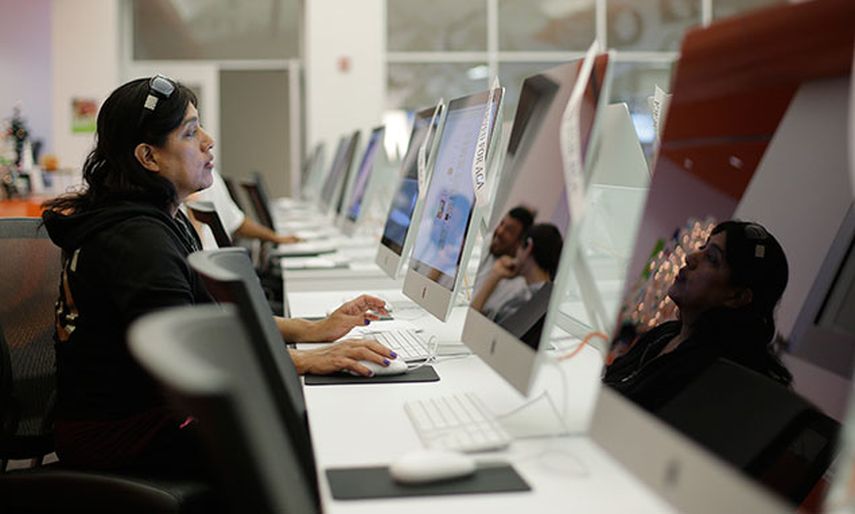 Rosemary Cabelo utiliza una computadora en una biblioteca pública, en San Antonio, Texas, para acceder al cibersitio gubernamental de salud.  (AP Photo/Eric Gay, File)