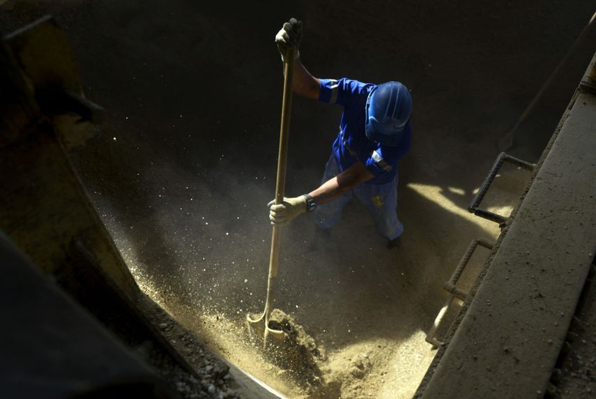 Un minero trabaja en La Primavera, una mina de oro autorizada en el municipio de Segovia, departamento de Antioquia, Colombia, el 19 de mayo de 2014. Rescatistas colombianos intentaban llegar a 25 trabajadores atrapados a 80 metros (262 pies) bajo tierra tras el colapso de la mina de oro La Reliquia, operada por la canadiense Aris Mining Corporation, en Segovia, tarde en la noche del 22 de septiembre de 2025.