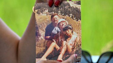 Esta foto, tomada el 12 de abril de 2025, muestra a Odile Dussart, quien fue evacuada siendo una bebé de 11 meses semanas antes del fin de la guerra de Vietnam hace 50 años, mostrando una foto familiar en su casa recién alquilada en Hoi An.&nbsp; 