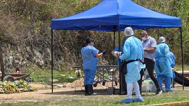 El 8 de mayo de 2026, peritos forenses exhumaron el cuerpo del preso político Víctor Navas en el cementerio Parque Jardín La Puerta, en Caracas. El Ministerio de Prisiones de Venezuela reconoció el 7 de mayo la muerte bajo custodia del preso político, casi un año después de su fallecimiento y tras meses de búsqueda por parte de su madre. Víctor Hugo Quero Navas, de 51 años, fue arrestado en enero de 2025 acusado de terrorismo, un cargo utilizado habitualmente para encarcelar a disidentes durante el régimen del depuesto disctador Nicolás Maduro.