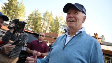 El presidente Joe Biden entrevistado por periodistas durante sus vacaciones en el lago Tahoe, 25 de agosto de 2023.