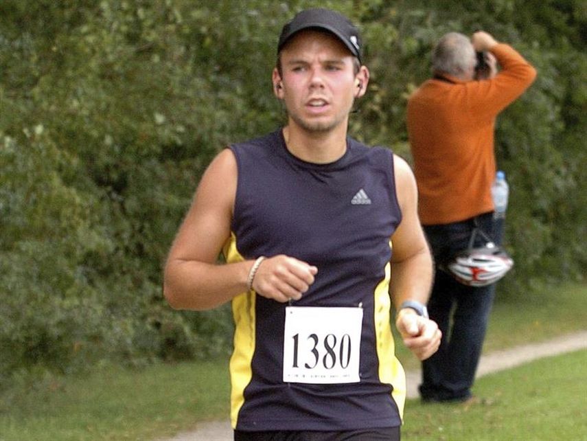 Andreas Lubitz,  el copiloto que presuntamente estrelló de forma deliberada el avión de Germanwings, mientras participa en una carrera durante el Aerportrace en Hamburgo (Alemania) el 13 de septiembre de 2009. Foto EFE.