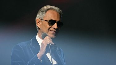 El tenor clásico italiano Andrea Bocelli se presenta en el escenario durante el sorteo de la Copa Mundial de Fútbol de la FIFA 2026 que se celebrará en Estados Unidos, Canadá y México, en el Kennedy Center, en Washington, DC, el 5 de diciembre de 2025.&nbsp;