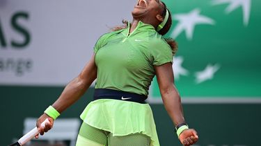 Serena Williams reacciona mientras juega contra la rumana Mihaela Buzarnescu durante el partido de tenis femenino individual de la segunda ronda del Roland Garros 2021 en París el 2 de junio de 2021 &nbsp; &nbsp;