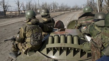 Rebeldes separatistas ucranianos respaldados por Rusia, sentados sobre un vehículo blindado en ruta hacia el aeropuerto de las afueras de Donetsk, Ucrania