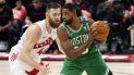 Tristan Thompson (13), de los Celtics de Boston, enfrenta a Aron Baynes, de los Raptors de Toronto, en la primera mitad del duelo de NBA el lunes 4 de enero de 2021, en Tampa, Florida. Tristan Thompson (13), de los Celtics de Boston, enfrenta a Aron Baynes, de los Raptors de Toronto, en la primera mitad del duelo de NBA el lunes 4 de enero de 2021, en Tampa, Florida.