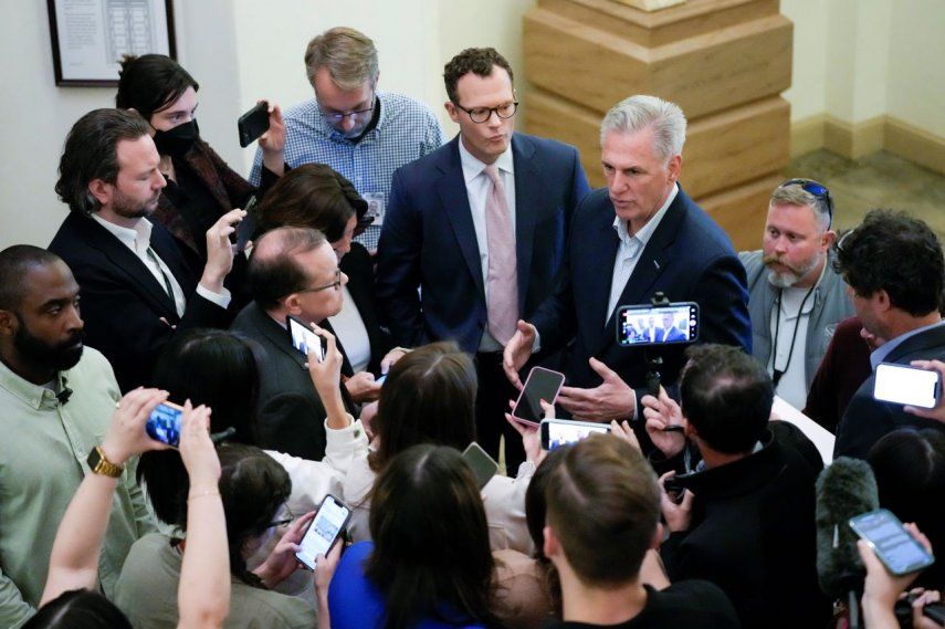 El presidente de la Cámara de Representantes, el republicano Kevin McCarthy, habla con la prensa sobre el estado de las negociaciones para elevar el tope del endeudamiento, en el Capitolio, Washington, sábado 27 de mayo de 2023.&nbsp;