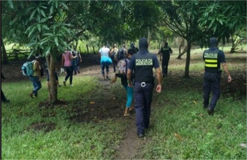 Policía expulsó a inmigrantes cubanos a la fuerza (CORTESÍA)