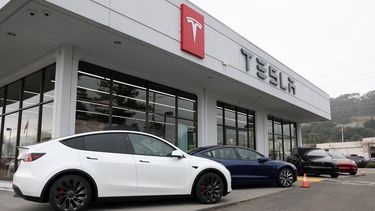 Los modelos Tesla Y y 3 se exhiben en un concesionario Tesla en Corte Madera, California.&nbsp;