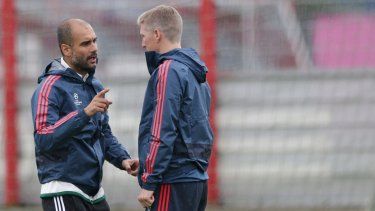 El entrenador del Bayern, Pep Guardiola de España, izquierda, platica con Bastian Schweinsteiger durante una sesión de entrenamiento previo al partido de la fase de grupos de la Liga de Campeones entre FC Bayern Munich y CSKA Moscow, en Múnich, Alemania, el lunes 16 de septiembre de 2013. Bastian Schweinsteiger dice que Pep Guardiola comparte la culpa por el declive de la selección de Alemania a una estación de radio británica el jueves 6 de julio de 2023.&nbsp;
