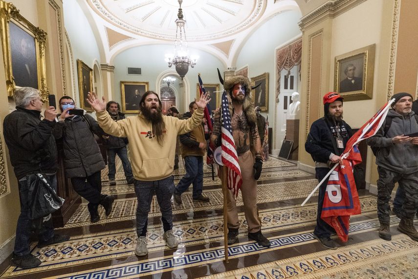 Manifestantes dentro del Capitolio