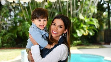 La periodista Lourdes Stephen dice sentirse realizada con su hijo en brazos.&nbsp;