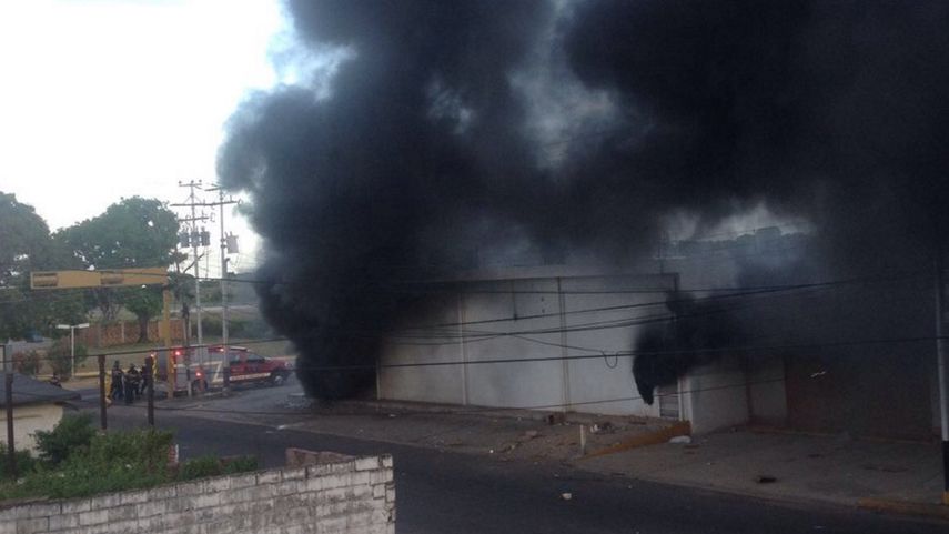 Varios comercios de Ciudad Bolívar fueron saqueados y hasta incendiados este sábado.
