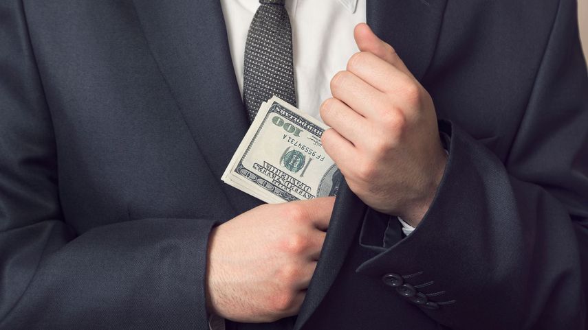 Denuncia de millonario soborno chino sacude a oficialismo en Bolivia