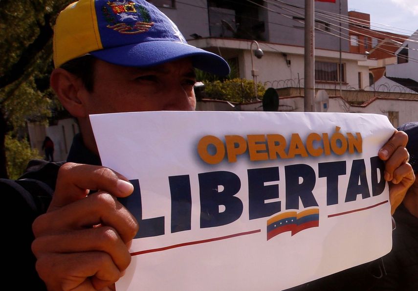 Un venezolano con un cartel de la Operación Libertad.&nbsp;